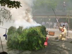 2012年の千日詣り最終日　護摩焚きの様子（立ち込める白い煙）